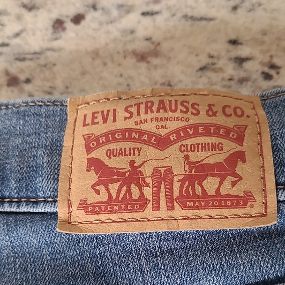 Levi's Blue Jean Denim Classic Shorts Mid Length 6.5" inseam Women's Size 28 EUC - Picture 6 of 11